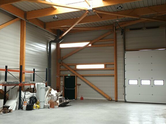 Local d'activités en bon état, proche rocade nord.