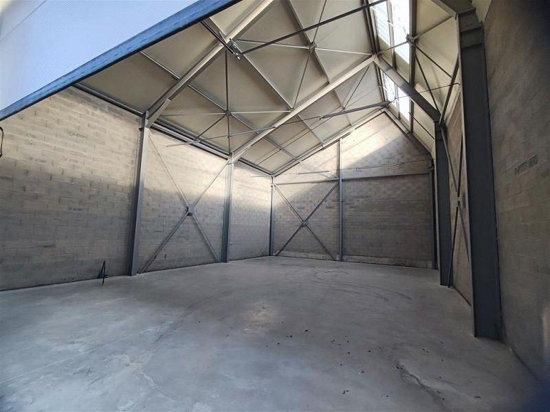 Location entrepot 156 m² à CORDEMAIS