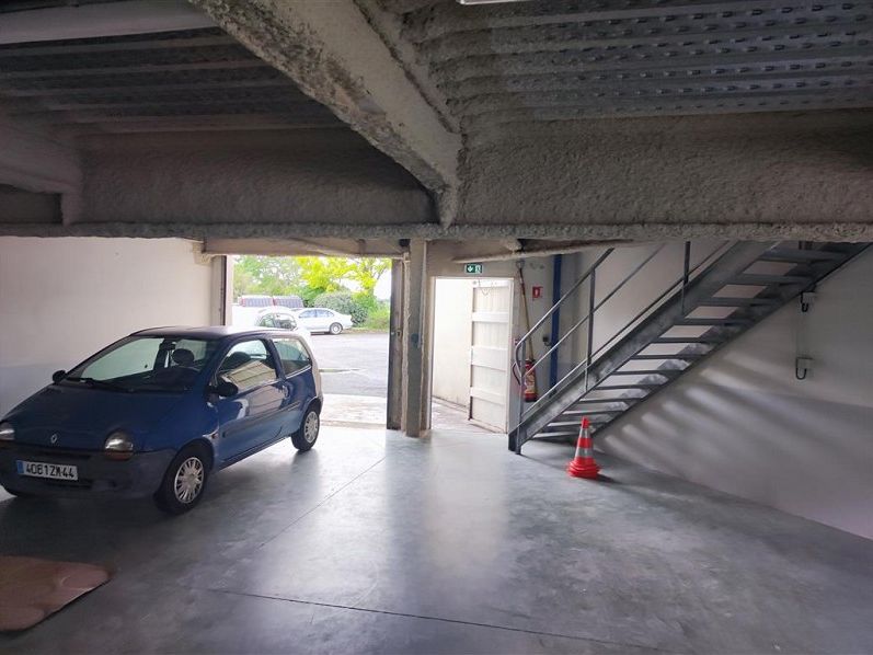 Location entrepot 266 m² à LA BAULE ESCOUBLAC