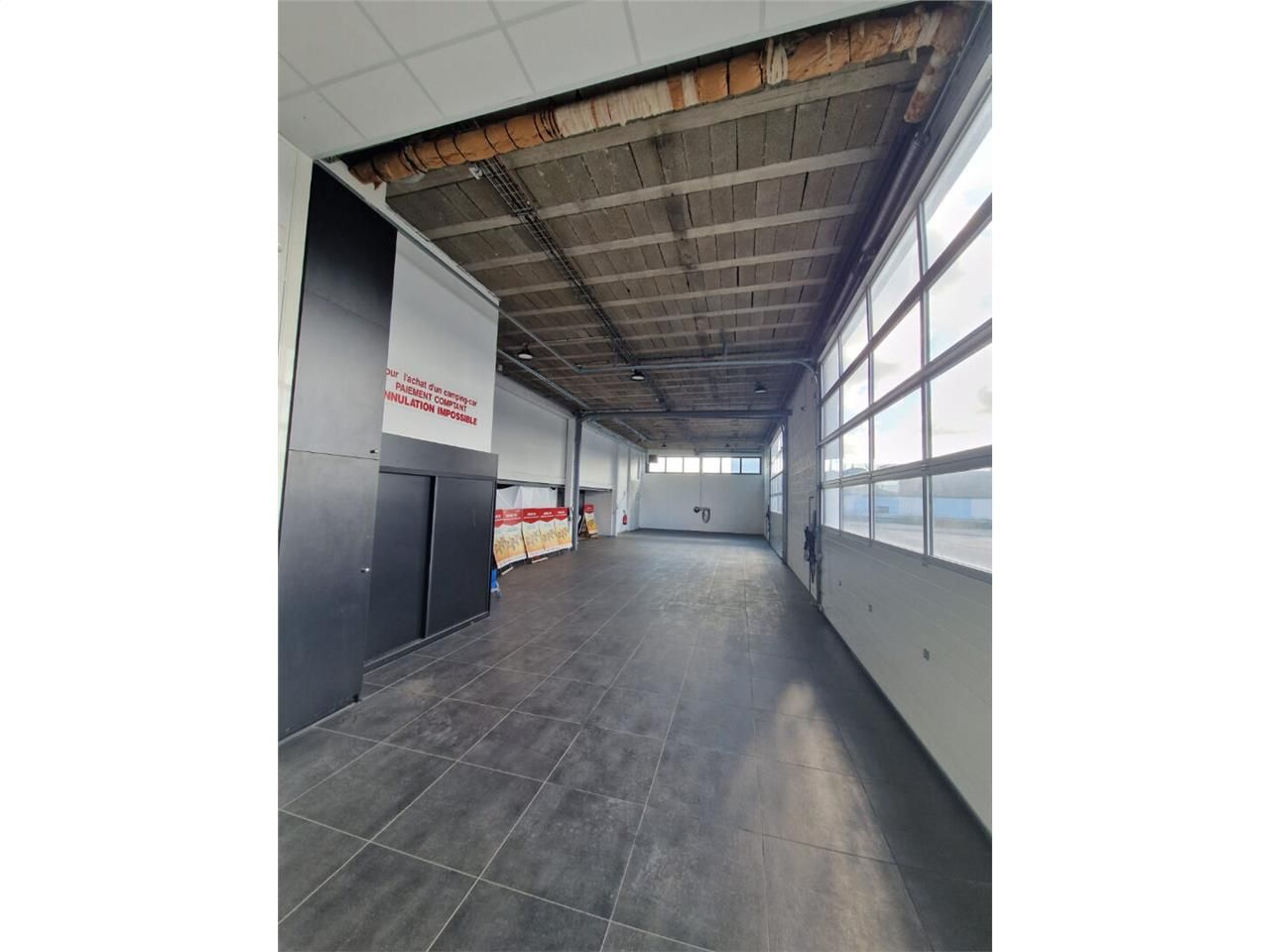 Location local 550.00 m² à CAEN