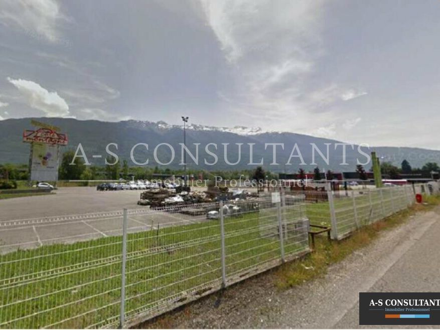 A LOUER - entrée d'Albertville (73460), emplacement commercial pour implantation commerciale - accès facile - grande visibilité - face centre commercial Leclerc.