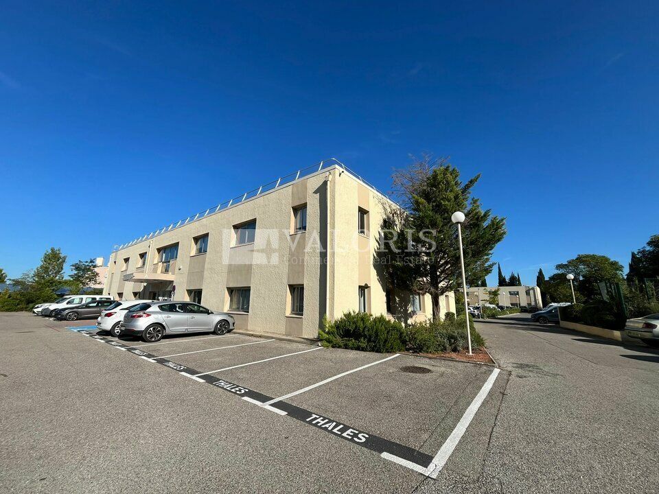 VALORIS MEDITERRANEE vous propose, à la location, 101 m² de bureaux dans la zone indistrielle de Couperigne à Vitrolles à proximité immédiate de l'aeroport de marignane et des grands axes autoroutiers stratégiques.