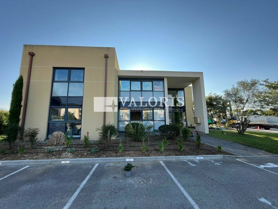 VALORIS MEDITERRANEE, vous propose, à la location, 261 m² de bureaux dans un magnifique parc arboré, sécurisé et calme, au coeur de l'Arbois et à proximité immédiate des axes stratégiques.