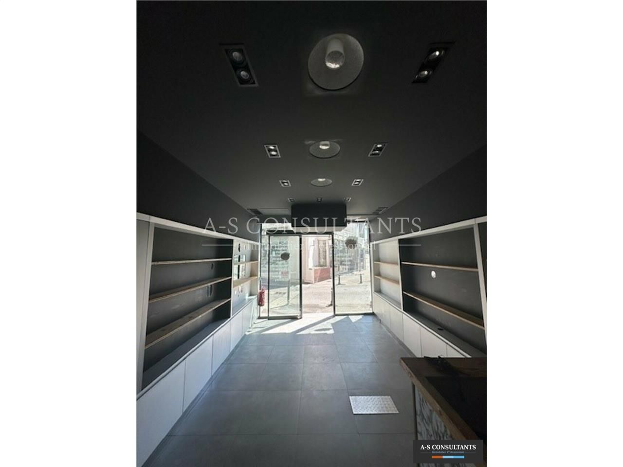 RARE A LA VENTE - hyper centre-ville Rumilly (74150) - murs professionnels et/ou commerciaux - surface 25 m² - rénovation récente - local prêt à l'emploi -  bureau ou commerce - climatisation - fibre - pas de restauration.