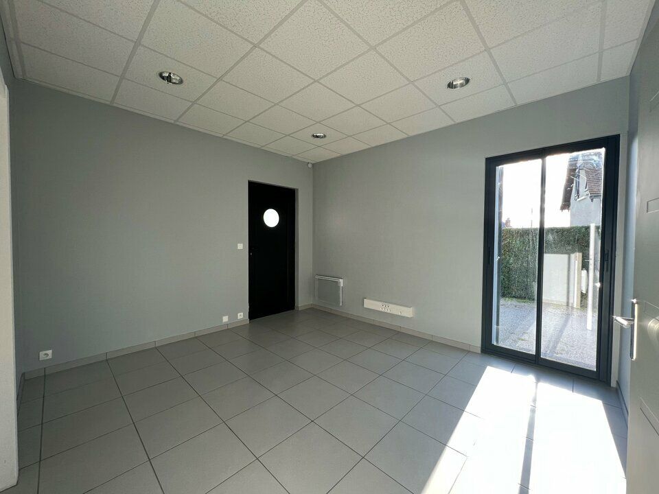 TOURS SUD VEIGNE - A LOUER BUREAUX DE 114 M² AVEC 8 PARKINGS - PROCHE D910