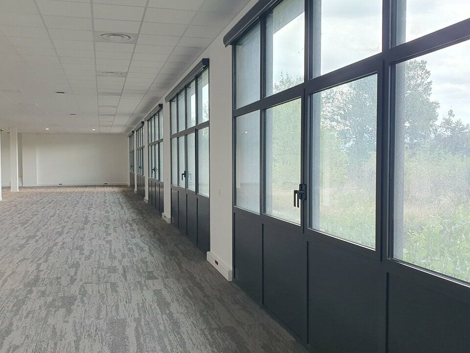 A LOUER Plateau de bureaux neufs de 1006  m2  divisible situé à proximité immédiate de la Gare de Valence TGV. Ce bien à la location vous est proposé par PROLOCAUX.