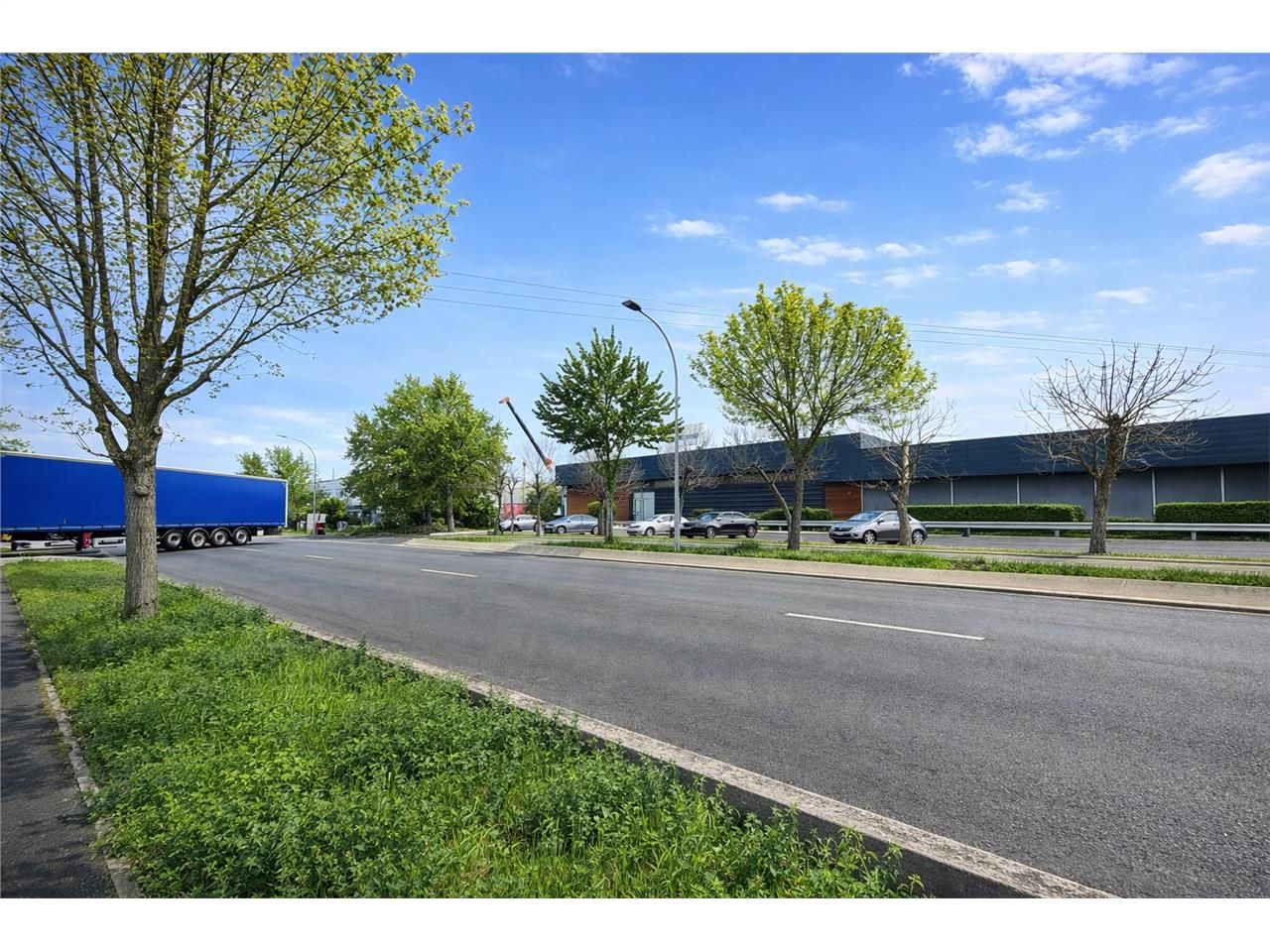 Location local 2000.00 m² à BORDEAUX