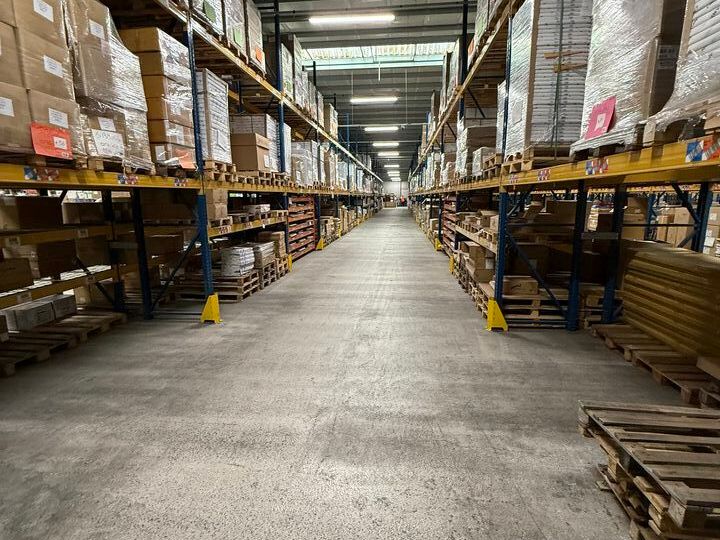 Local à usage d'entrepot de stocakge - à Vendre