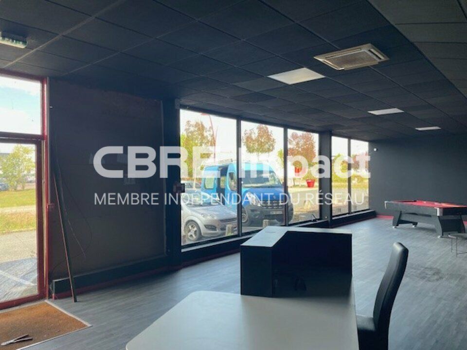 Local commercial d'une surface d'environ 978 m², divisé en deux lots.