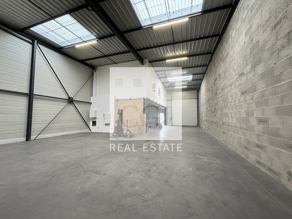 À LOUER – LOCAL D'ACTIVITÉS DE 323 m² – CORBAS / PROXIMITÉ A46