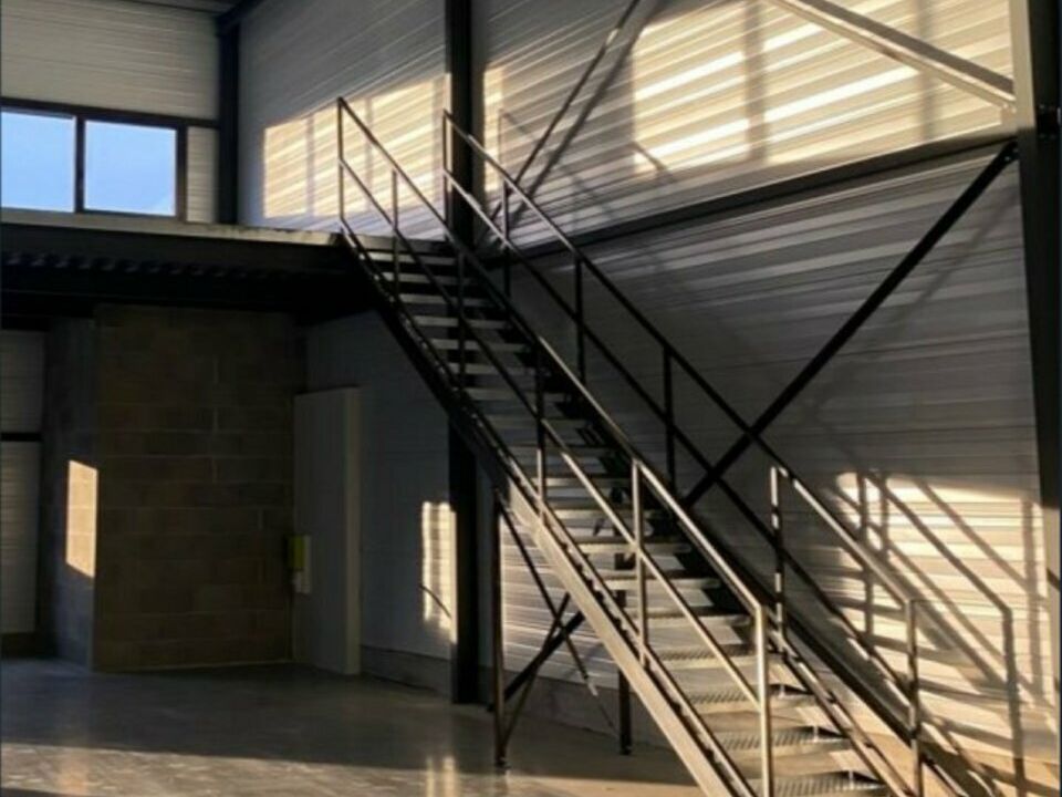 Location local d''activites 140 m² non divisibles