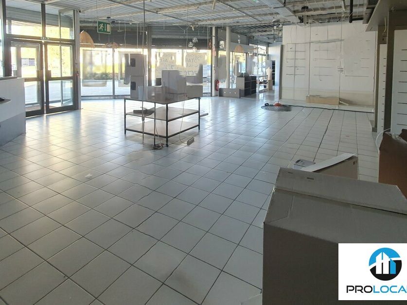Location local commercial 930 m² non divisibles