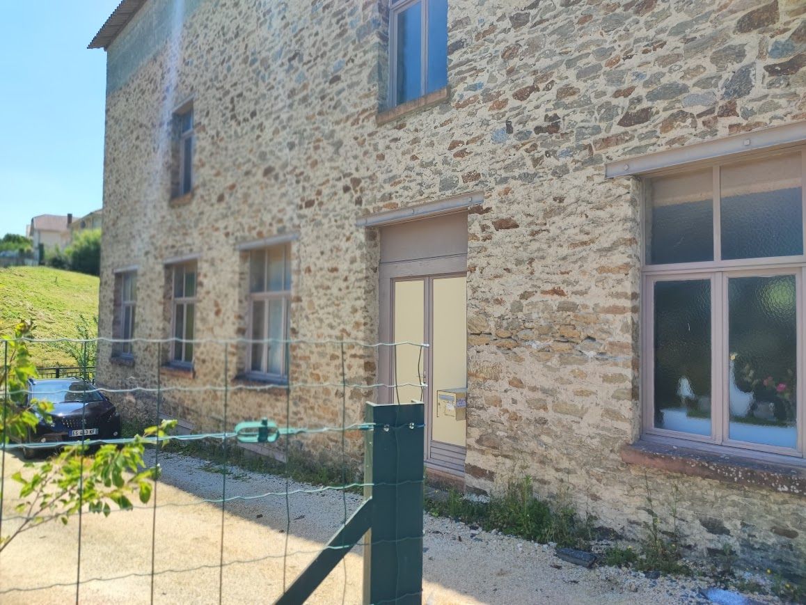 Vente local 900.00 m² à CHALUS