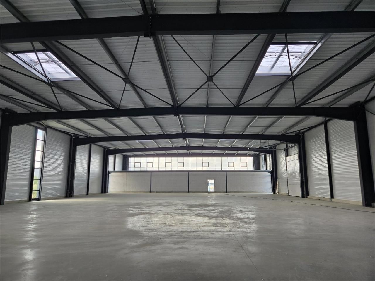 Location local 1616 m² à Parçay-Meslay