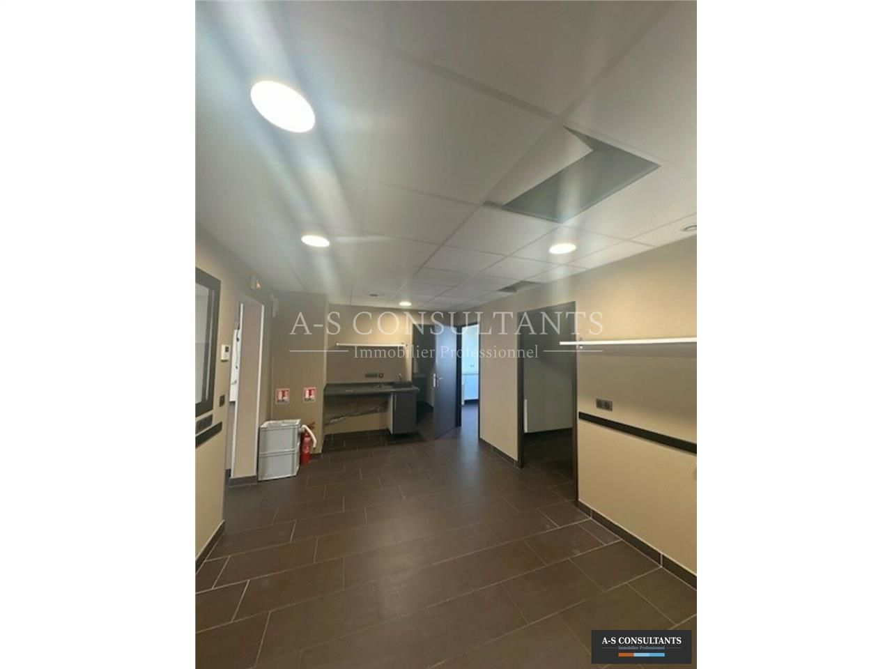 A VENDRE - SEYNOD CENTRE (74600) - superbe local commercial en pied d'immeuble avec vitrines sur rue passante - équipé - climatisé - places de parking privatives possibles en sus du prix de vente. 