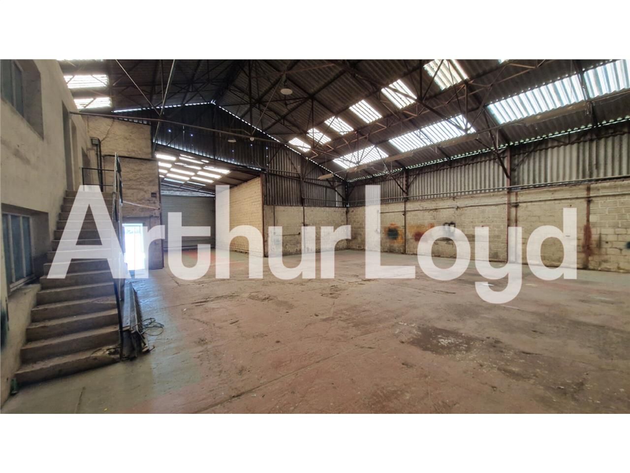 Vente local 2000.00 m² à MOULT CHICHEBOVILLE