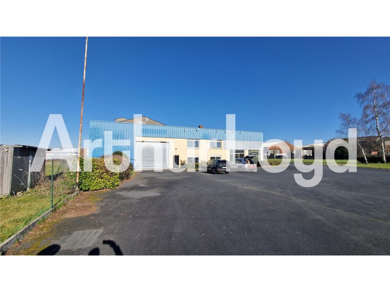 Vente local 2000.00 m² à MOULT CHICHEBOVILLE