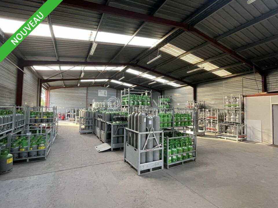 A VENDRE - BATIMENT INDEPENDANT DE 743 M² SUR UNE PARCELLE DE 3719 M² 