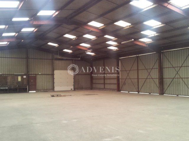 Local d'activités de 1300 m² sur terrain clos bitumé de 4900 m²