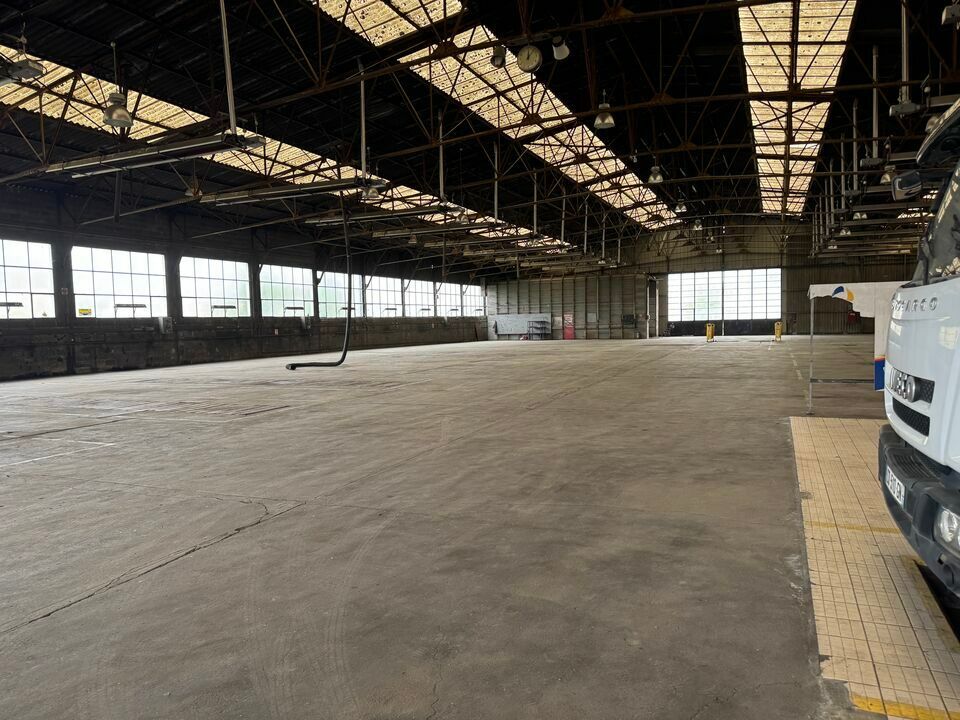 Location local d''activites 3283 m² divisibles à partir de 2648 m²