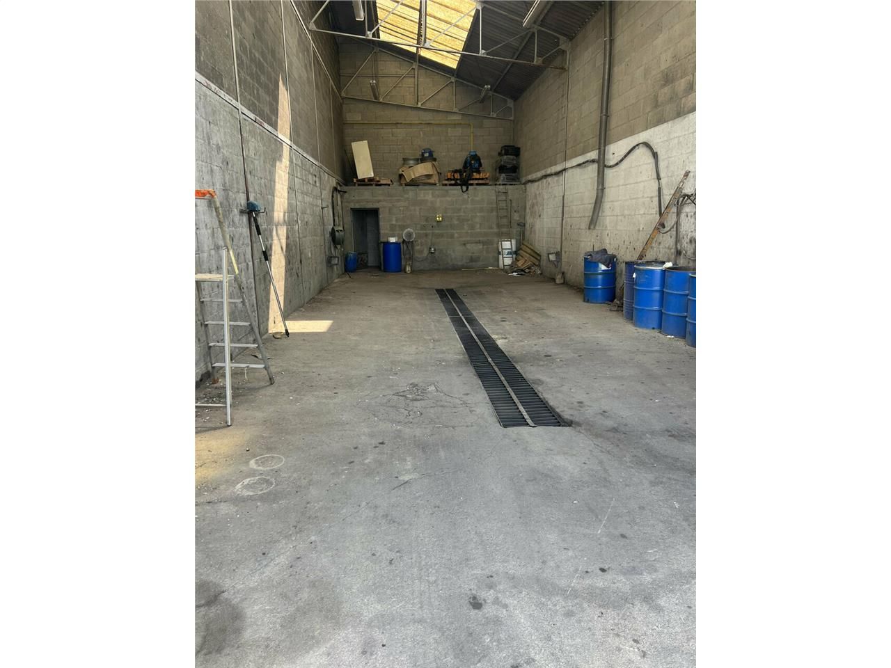 TOURS SUD CHAMBRAY - A10 - A LOUER BÂTIMENT DE 3 283 M² - TERRAIN DE 14 497 M²