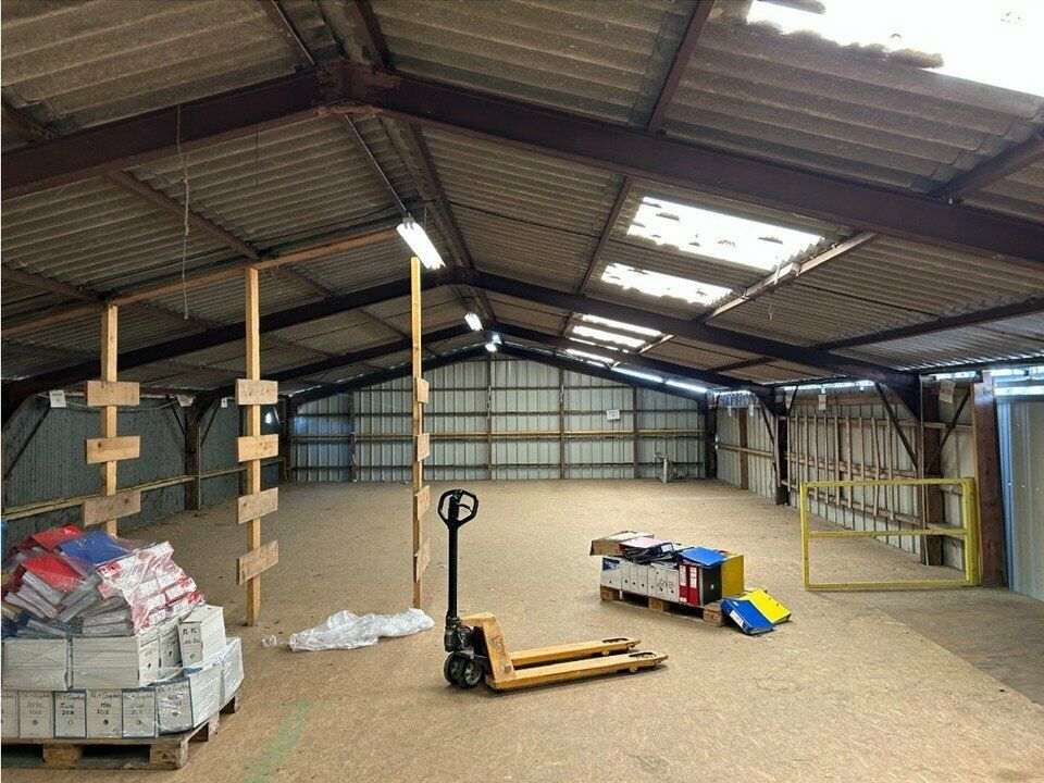 A louer 2 batiments (1 batiment type commercial et 1 type stockage) sur un grand terrain clos au bord d'une route très passante sur la commune de Buchy