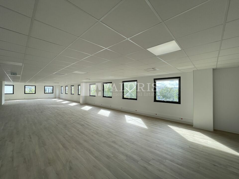 Bureaux disponibles à la location dans un parc tertiaire situé à Limonest avec terrasses et de nombreux stationnements.