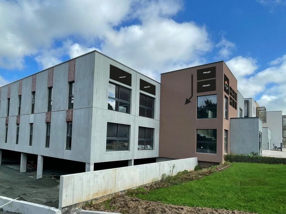 Plateau neuf avec stationnements.