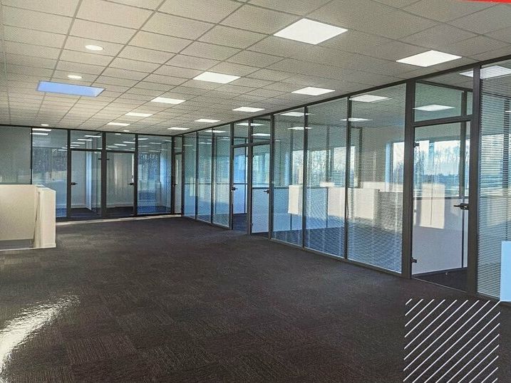  ACTI'LOG Transaction vous propose des cellules mixtes d'activités/bureaux à louer au sein d'un Parc Neuf idéalement situé à deux pas de l'autoroute A86 sur les quais de Seine.