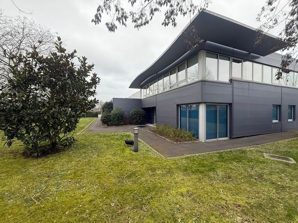 ACTI'LOG Transaction vous propose à la location un bâtiment indépendant de 1 934 m² à usage d'activités/bureaux sur une parcelle de  terrain de 4 171 m² environ.