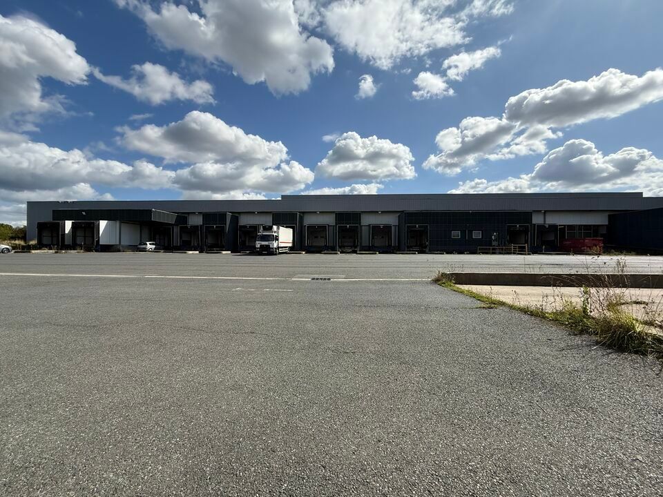 ACTI'LOG Transaction vous propose à la location un bâtiment indépendant de 5316 m² sur une parcelle de terrain de 30 315 m², doté d'un grand nombre de portes à quai situé à Saint-Ouen-l'Aumône, à proximité des axes routiers A15, A115 et N184.
