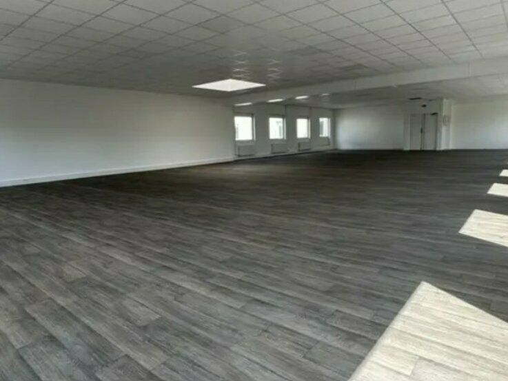 ACTI'LOG Transaction vous propose à la vente, une surface de bureaux de 254 m²  rénovés au au sein d'un Parc d'activités à Osny.