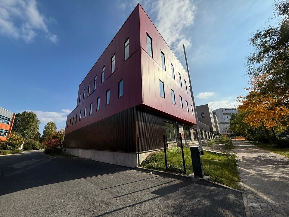 Location local d''activites 2268 m² divisibles à partir de 784 m²