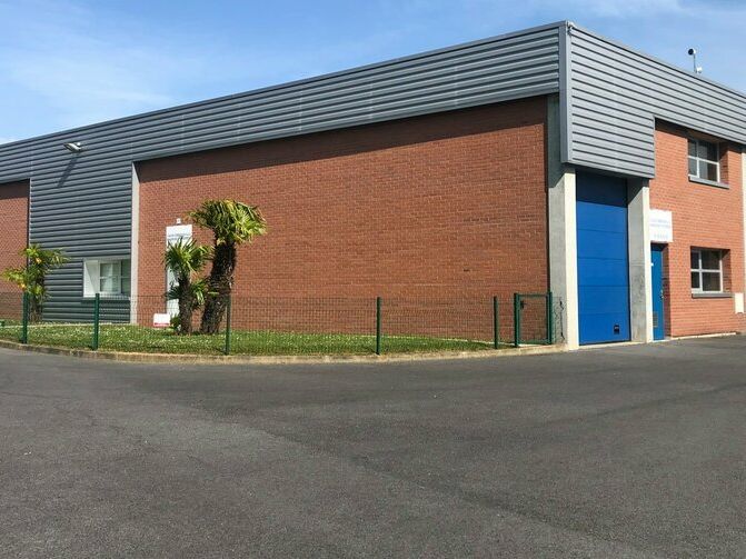 Location local d''activites 389 m² non divisibles