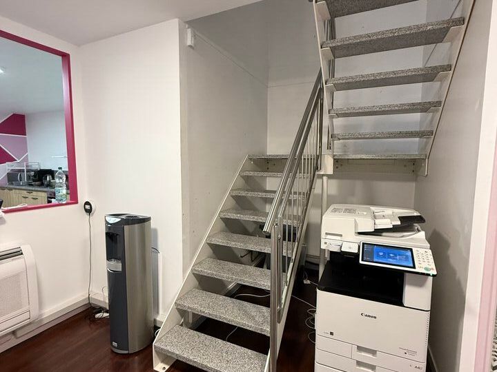 ACTI'LOG Transaction, vous propose à la vente des bureaux loués, sur deux niveaux en parfait état, au cœur de la zone d'activité des Béthunes à Saint-Ouen-l'Aumône, au pied des axes routiers principaux : A15, N184.