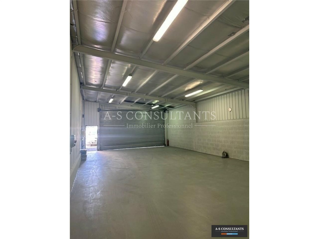 A LOUER (ZONE DES LANDIERS CHAMBERY 73000) - entrepôt de stockage de 160 m² environ + terrain clos de 350 m² environ - terrain bitumé - stationnement sécurisé.