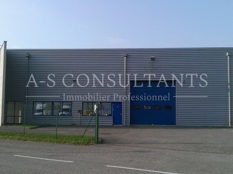 A LOUER - CROLLES (38920) - local industriel et/ou commercial en Zone Industrielle et Commerciale en fort développement - 550 m² environ - terrain clos 1.600 m² environ - parkings privatifs.