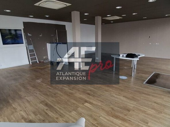 Location local commercial 121.82 m² non divisibles