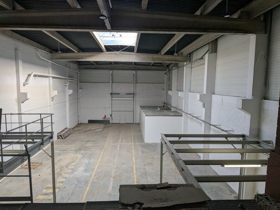 Location local d''activites 1205 m² non divisibles