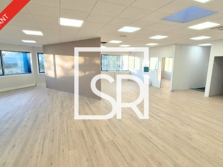 PROCHE A71 - LOCATION ENTREPOT RENOVE de 700 m2 + BUREAUX RENOVES de 500 m2 - 63200 RIOM