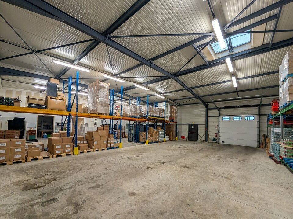 Local d'activités indépendant sur terrain clos