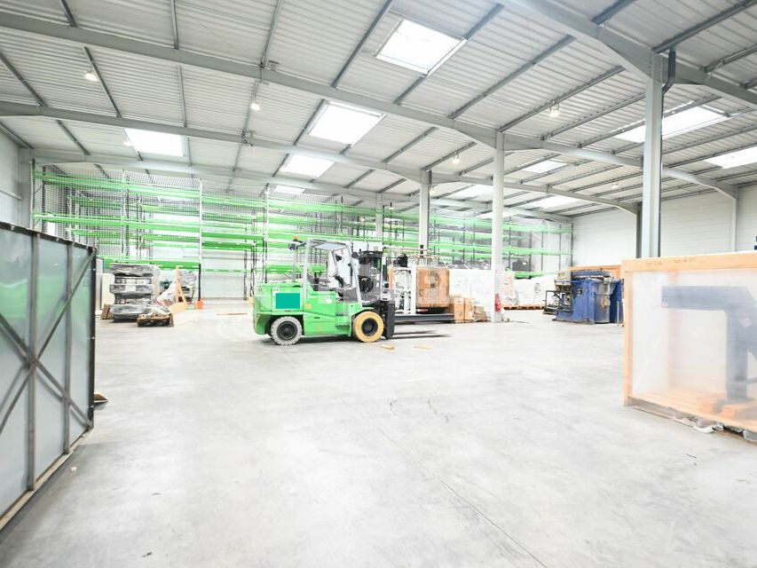 Location local d''activites 1740 m² non divisibles