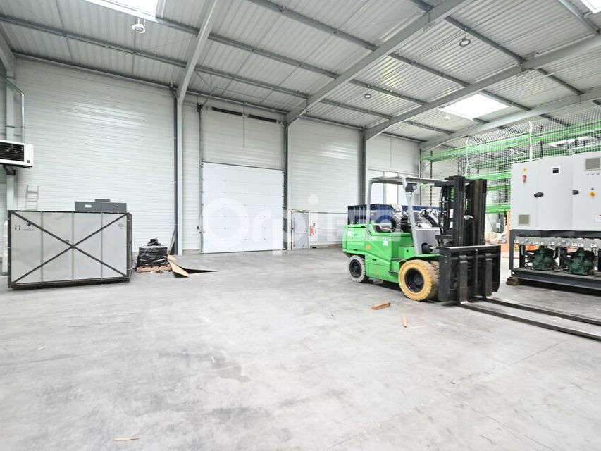 Le LOCAL D'ACTIVITE A LOUER - 1 740 m² - MARENNES