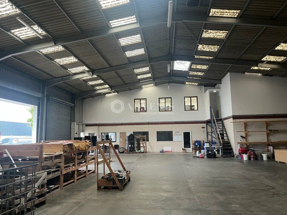 Location local d''activites 1600 m² non divisibles