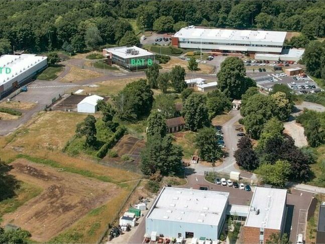 Vente local d''activites 7492 m² divisibles à partir de 1615 m²