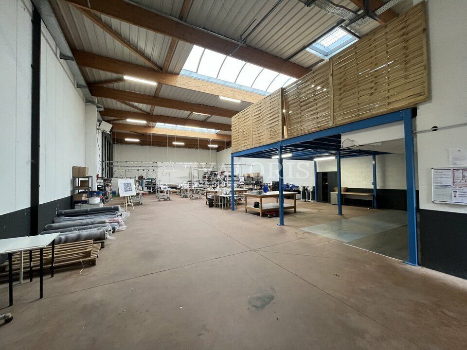 Valoris Real Estate vous propose à la location des locaux d'activités idéalement situés à Décines très bien desservis par les axes routiers.