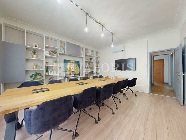 Valoris Real Estate vous propose un bien atypique et entièrement rénové d'environ 300 m², situé dans un environnement calme à proximité de Charpennes.