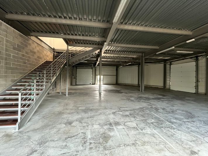 Location local d''activites 560 m² non divisibles