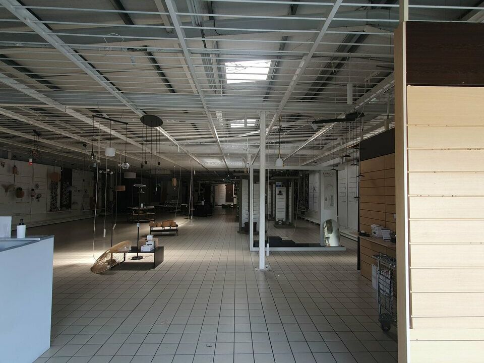 GRAND LOCAL COMMERCIAL DANS UNE ZONE ATTRACTIVEn