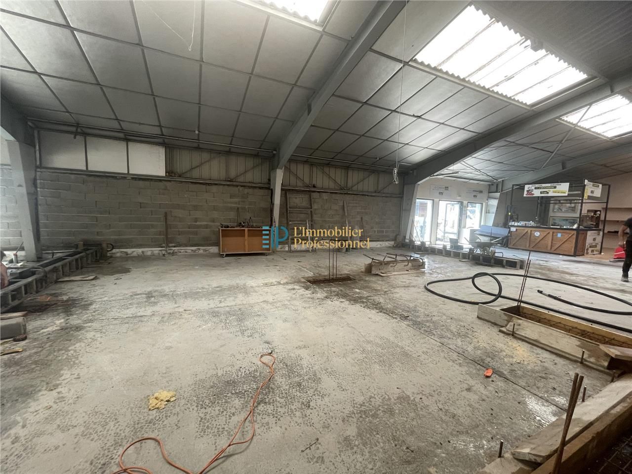 Location local commercial 1150 m² à Caudan